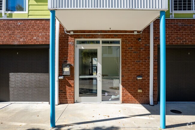 Entrada - 506 N Mangum St