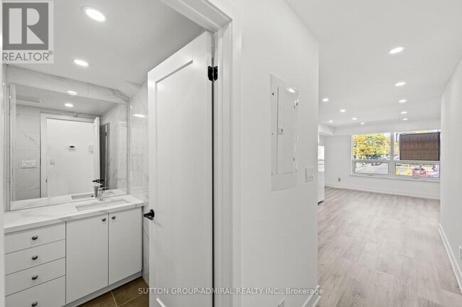 Photo du bâtiment - 1305 St Clair Ave W