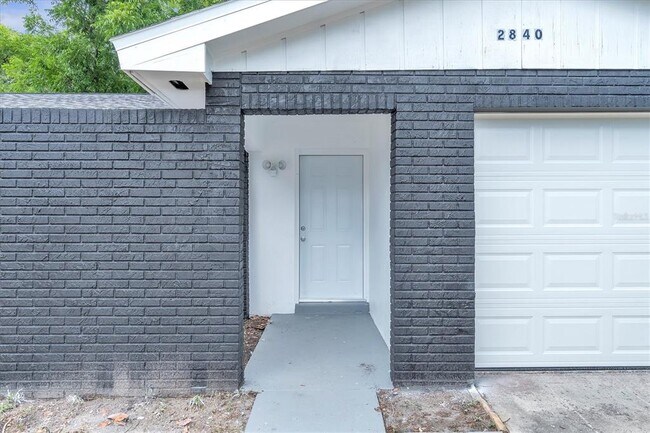 Building Photo - 2840 Central Dr