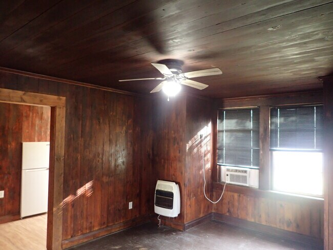 Building Photo - 19 S Pine St