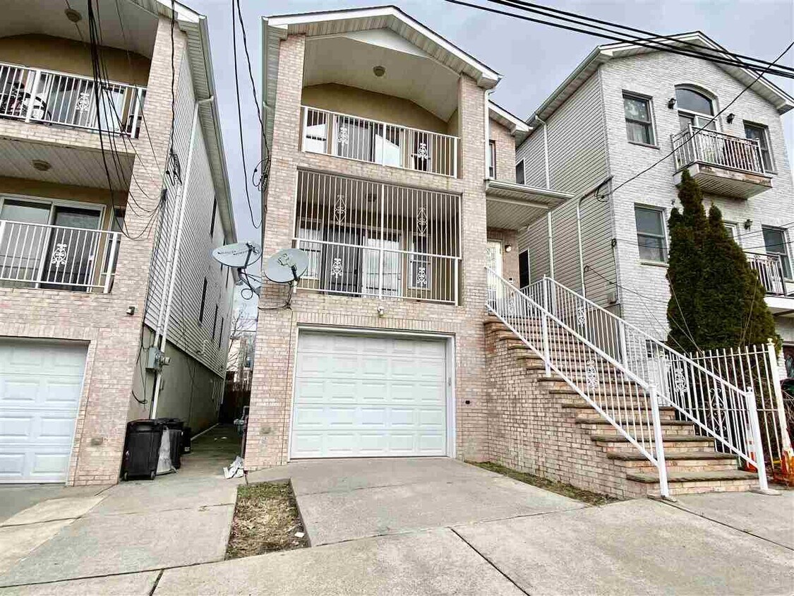 Foto principal - 216 Kearney Ave