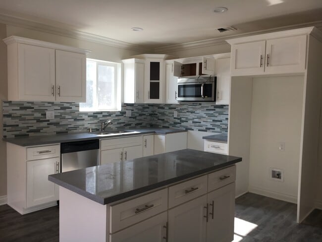 Building Photo - 2702 Bellevue Ave