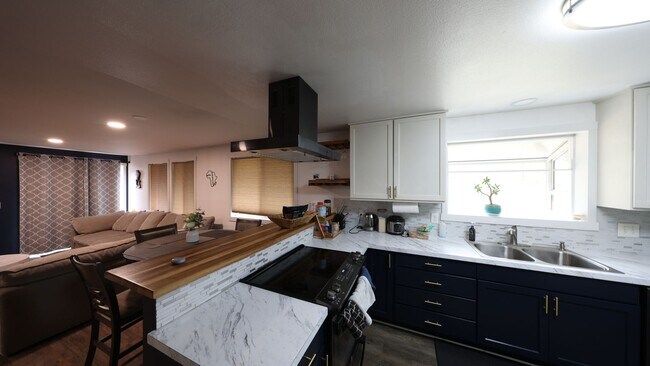Building Photo - 3 Bed 2 Bath - Large Deck - Per Friendly -...