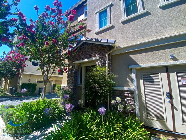 Foto del edificio - $3795 - 3 Bed/2.5 Bath Tri-level Townhome ...