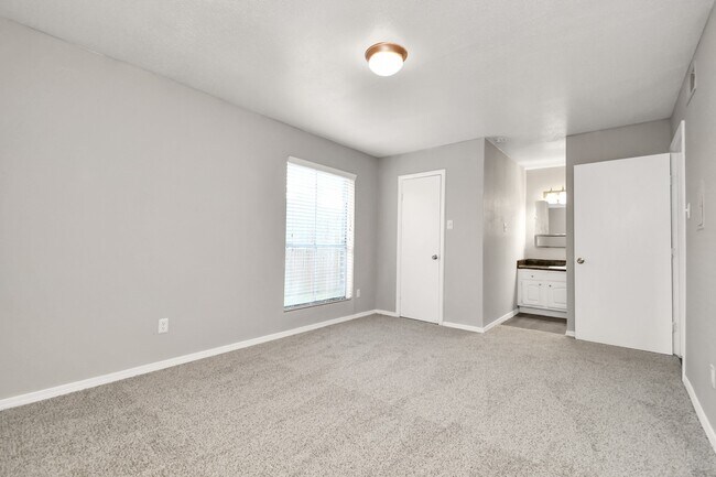 Foto del edificio - 7700 W Airport Blvd