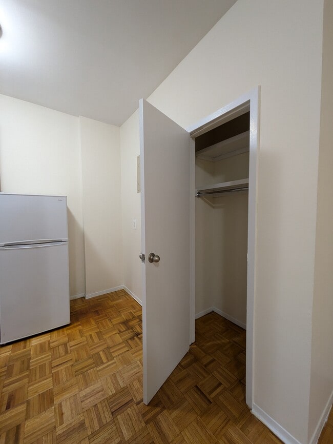 Building Photo - 528 E 79th St