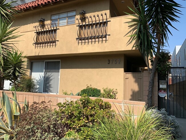 Building Photo - 3752 Mentone Ave