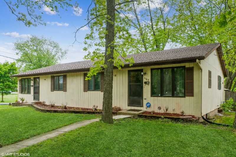 2208 Gabriel Ave, Zion, IL 60099 Room for Rent in Zion, IL