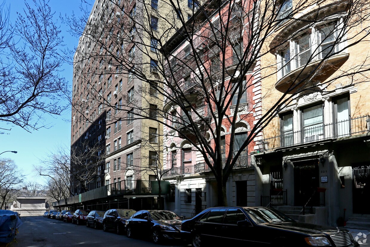 Building Photo - 325 W 100th St