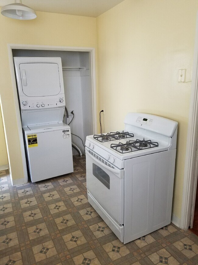 Foto del edificio - 3351 Caroline Ave