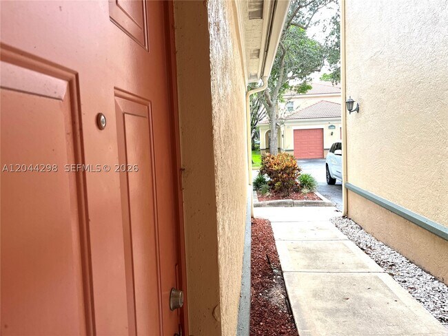 Foto del edificio - 2490 Centergate Dr