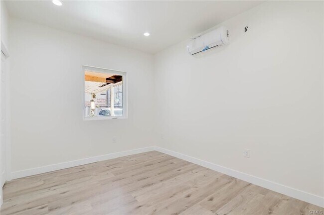 Foto del edificio - 5732 Willowcrest Ave