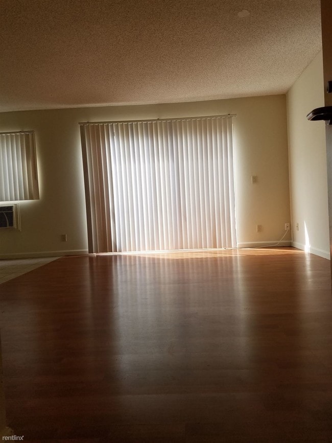 Building Photo - 1 br, 1 bath  - 823 Fedora St  in Korea Town