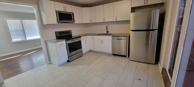 Building Photo - Beautiful Blue 3 Bed 1 Bath Home