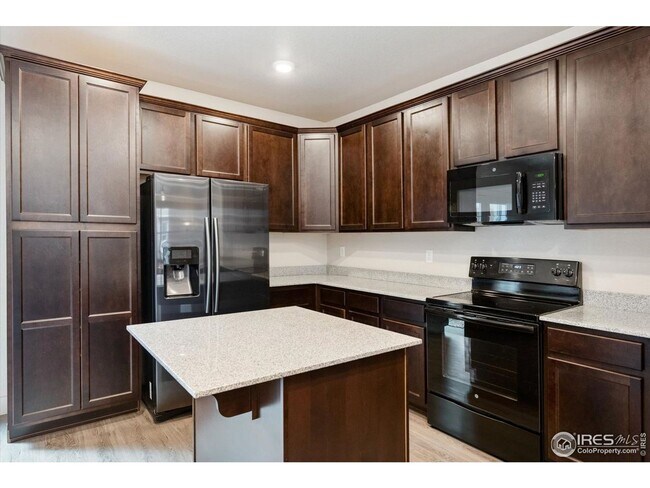 Foto del edificio - Darling Thornton Townhome - 3 bed/3 bath with 2 Car Garage - Like New, Available 10/8!