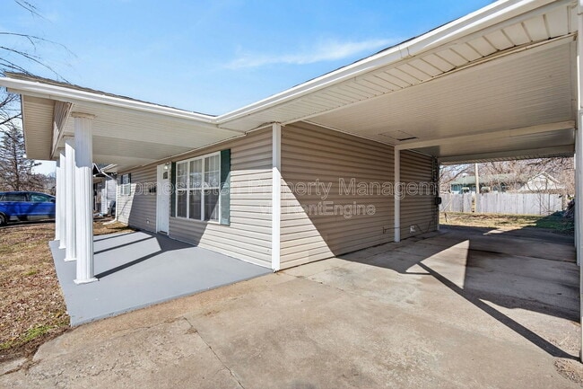 Building Photo - 811 St Thomas Ln