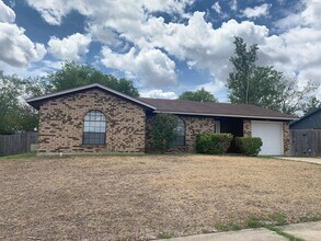 Building Photo - 2808 Persimmon Dr
