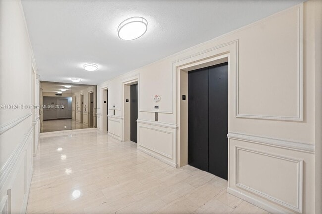 Building Photo - 2500 Parkview Dr