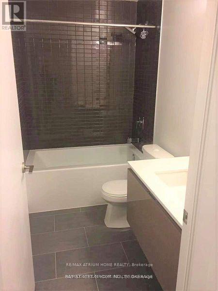 Photo du bâtiment - 200 Bloor St W