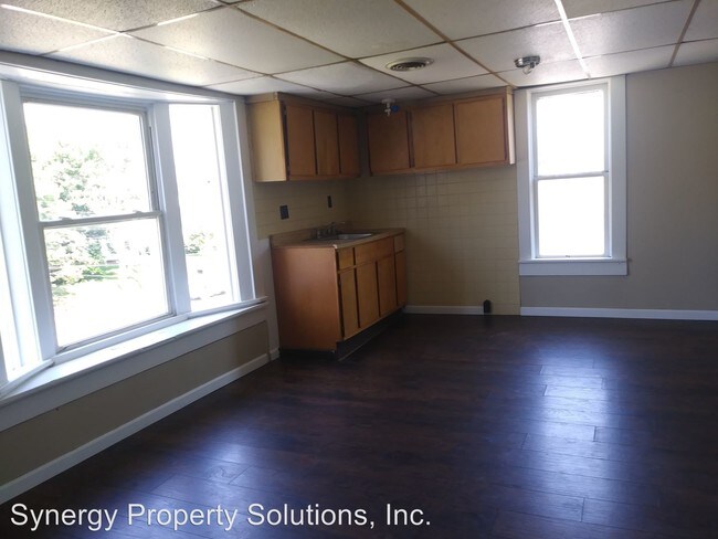 Building Photo - 327 S Main St