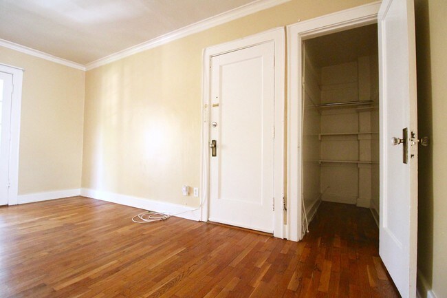 Building Photo - 4337 Mercier St