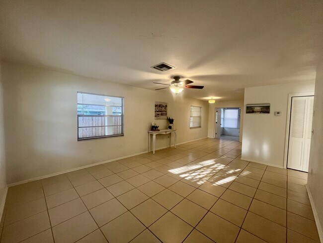 Building Photo - 705 Bayou Ave