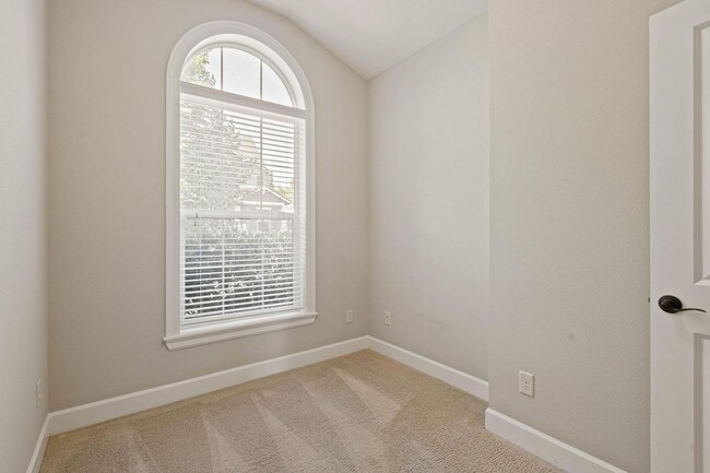 Building Photo - Spacious 4-bdrm/3-bath in North Bethany—Ga...