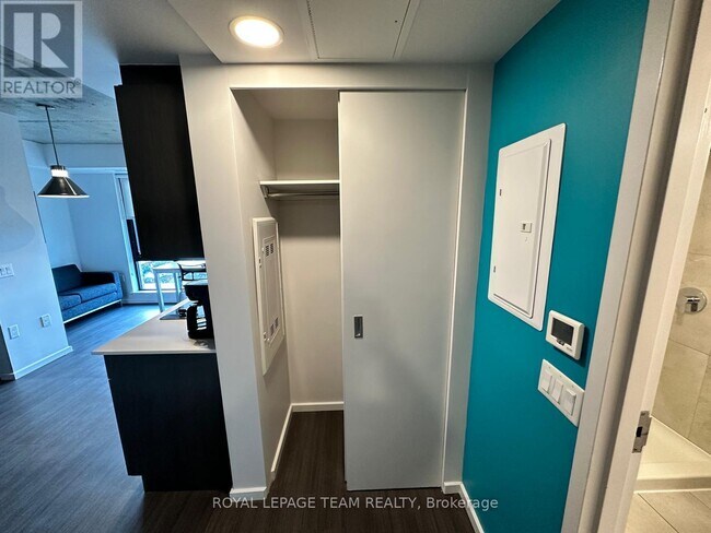 Building Photo - 105 Champagne Ave S