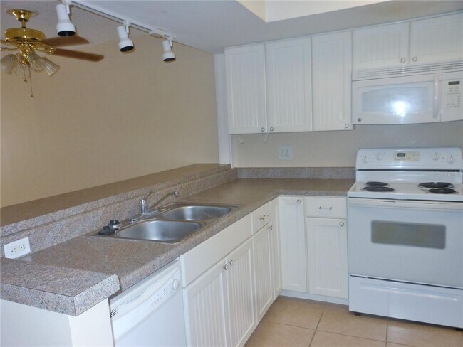 Foto del edificio - First Floor Condo