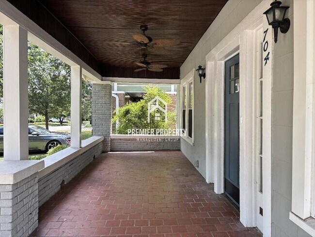 Building Photo - 704 10th Ct S