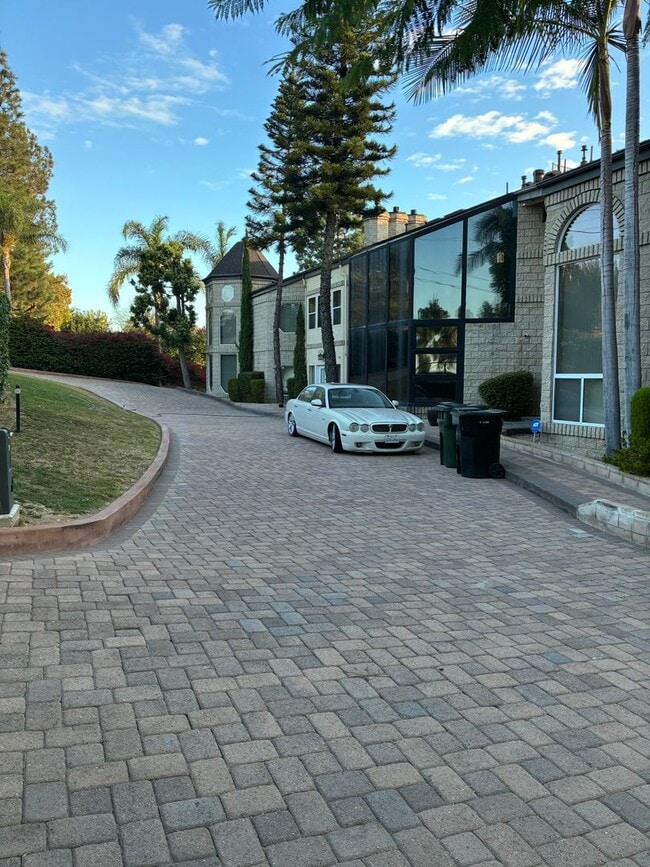 Foto del edificio - Spacious and Furnished 9 Bedroom House Nea...