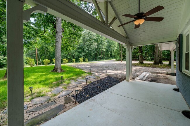Foto del edificio - Welcome to this charming 3-bedroom, 2-bath...