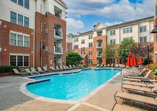 Building Photo - 300 W Elm St