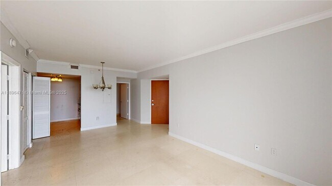 Foto del edificio - 6365 Collins Ave