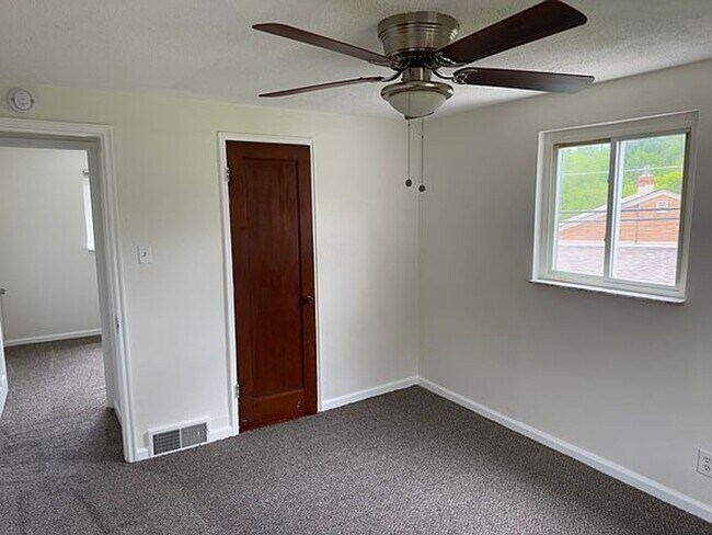 Foto del edificio - 3548 Brinway Dr