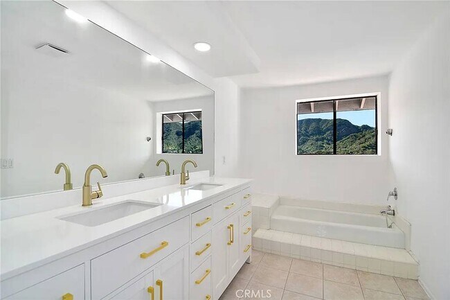 Updated masterbath - 1694 Michael Ln