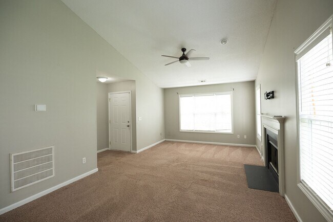 Foto del edificio - Charming 3 bedroom 2 bath ranch style home in Greensboro with covered front porch!