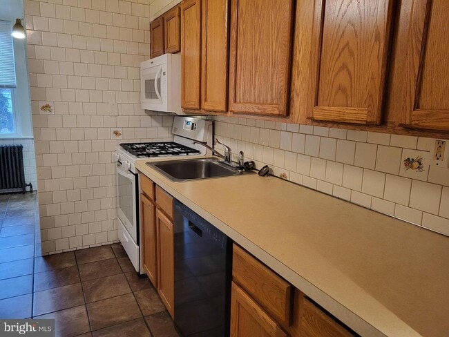 Building Photo - 208 W 28th St
