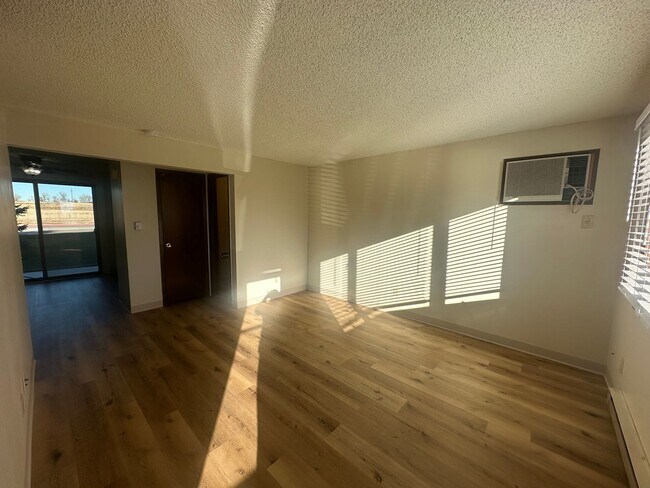 Building Photo - Two Bedroom, One and half bath townhome cl...