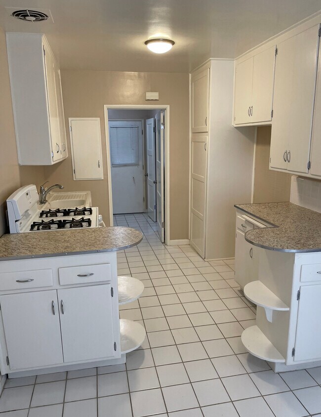 Kitchen - 2540 W Ramona Rd