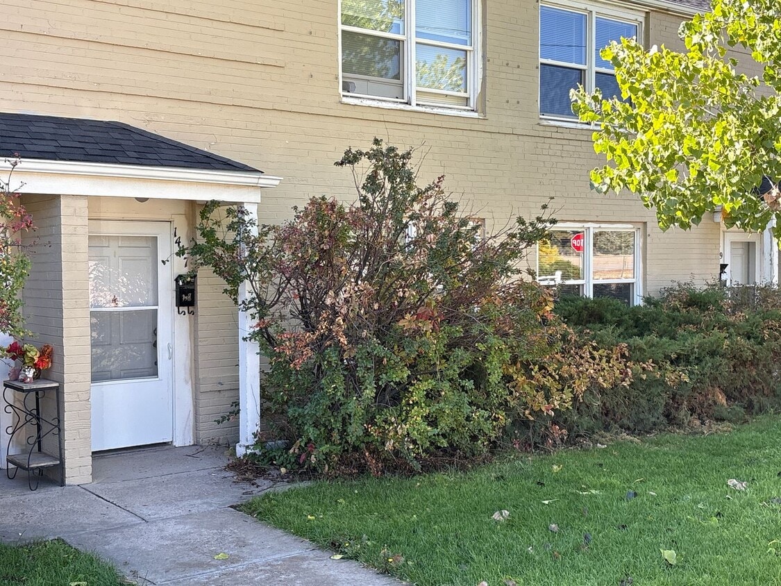 Primary Photo - 2 BEDROOM 1 BATHROOM TOWNHOME CLOSE TO WAR...