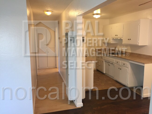 Building Photo - 4552 Ashcroft Ave