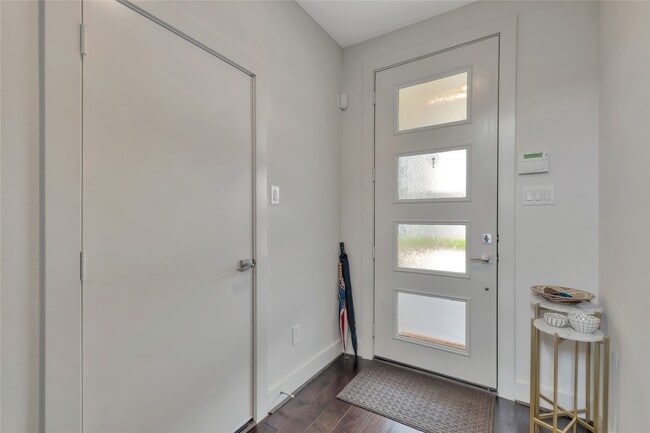 Building Photo - 3210 N MacGregor Way