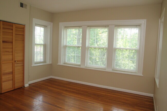 Foto del edificio - 6829 Kingsbury Blvd