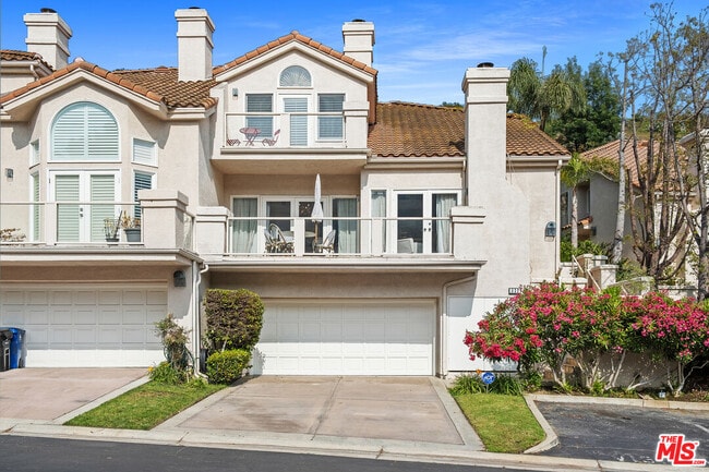 Building Photo - 622 Palisades Dr