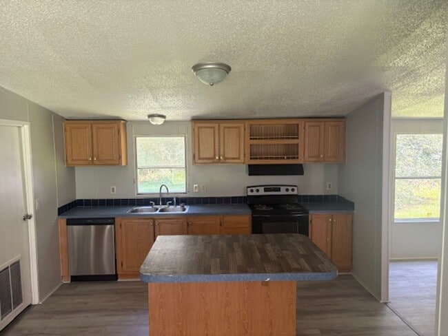 Building Photo - Renovated 3 Bedroom 2 Bath Home for Rent o...