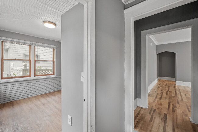 Building Photo - 913 6th St E