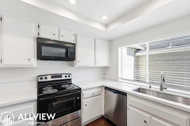 Foto del edificio - Fully Renovated 2 Bed Townhome with Private Patio, 2-Car Garage & Community Pool