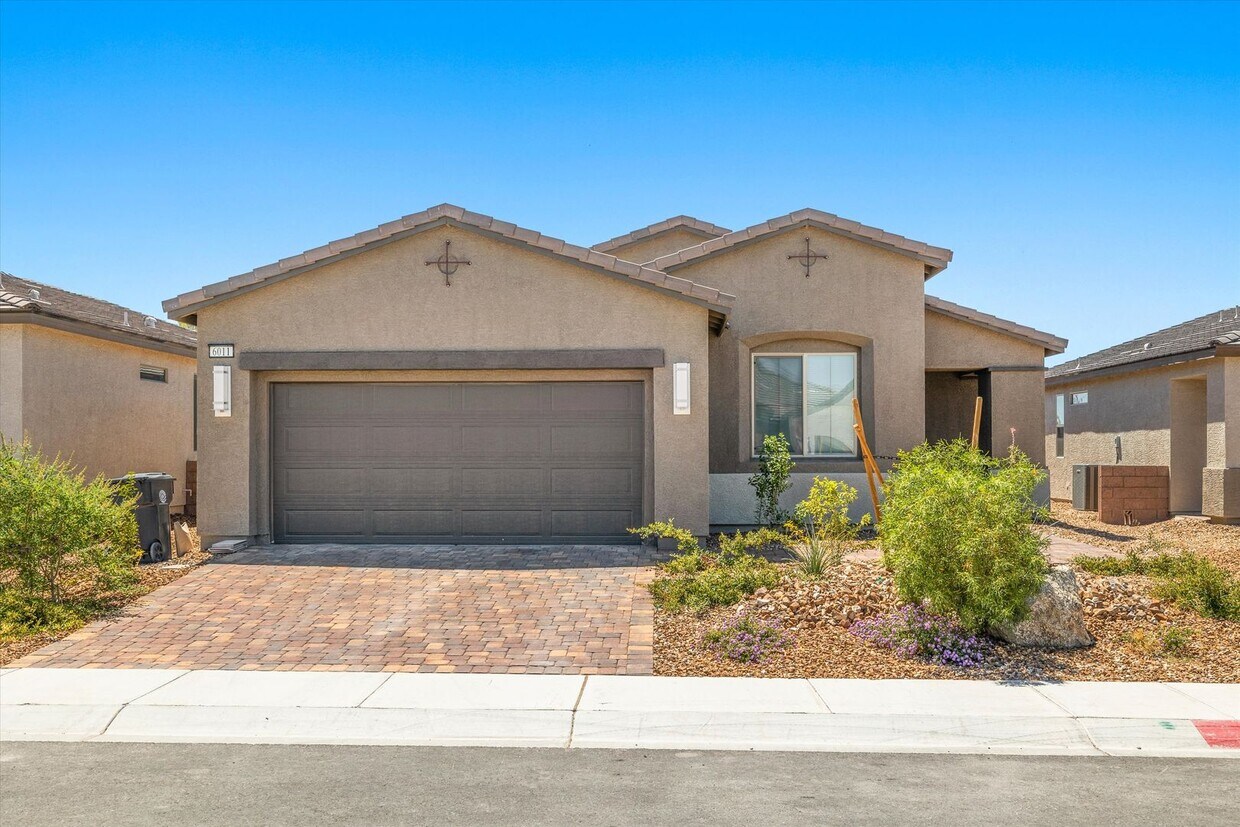 Foto principal - Spacious 3-Bed, 2-Bath Home with 2-Car Gar...