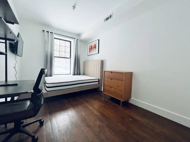 Building Photo - Furnished room/NOT APARTMENT